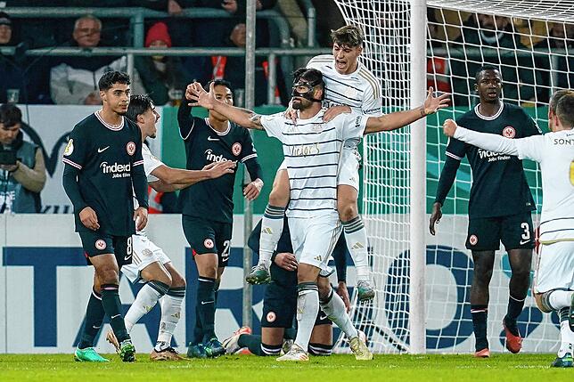 Kai Brünker (mit Carbon-Maske) bejubelt seinen Treffer zum 1:0 gegen Frankfurt.