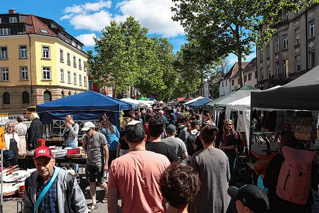 Bild 1: Konstanz: Schnäppchen gemacht? In Konstanz und Kreuzlingen wird gestöbert und gefeilscht