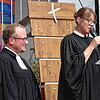Dekanin Regine Klusmann (rechts) verabschiedet Pfarrer Samuel Schelle, der Stetten am kalten Markt überraschend verlässt.