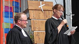 Dekanin Regine Klusmann (rechts) verabschiedet Pfarrer Samuel Schelle, der Stetten am kalten Markt überraschend verlässt.