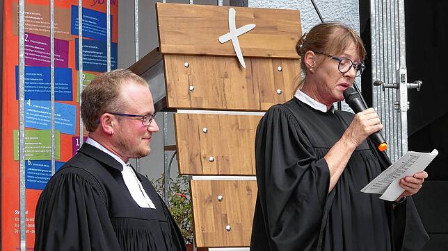 Dekanin Regine Klusmann (rechts) verabschiedet Pfarrer Samuel Schelle, der Stetten am kalten Markt überraschend verlässt.