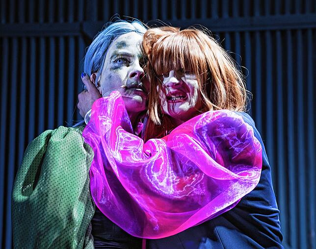 Der Blick in die Zukunft ist ihr Geschäft: Pythia (Anne Rohde) und Teiresias (Michaela Allendorf).