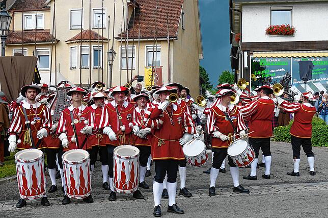 Fanfarenklänge des Spielmanns- und Fanfarenzugs aus Sigmaringen kündigten an, dass das „Stettner Spectaculum“ fortan eröffnet sei und ...