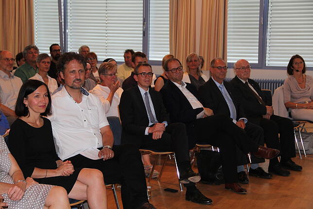 Landrat Sven Hinterseh und Oberbürgermeister Jürgen Roth (Bildmitte) würdigten bei der Feier zum 50jährigen Jubiläum die Arbeit von Emil ...