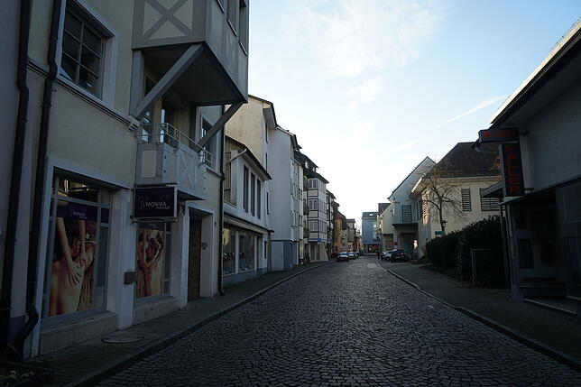 In den Geschäften der Rheinbadstraße gibt es viele Betreiberwechsel. Schuld sei die schlechte Lage, so Elisabeth Vogt.
