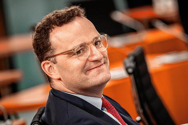 „Wie kann man Gesundheitsminister werden, wenn man nie in einem Krankenhaus gearbeitet hat?“, fragen sich drei Pflegekräfte ...
