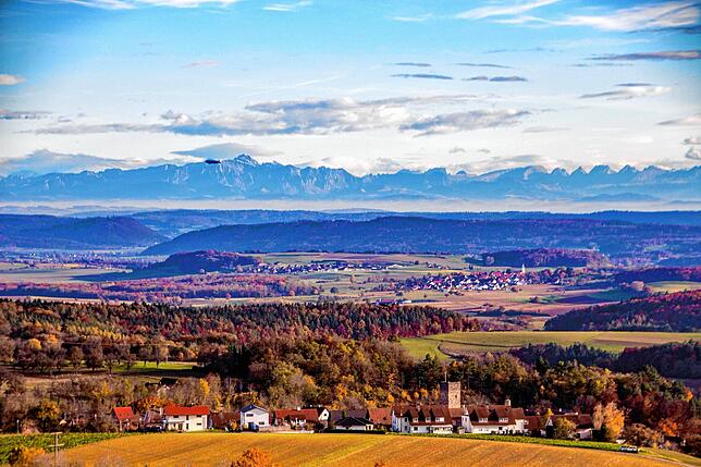 Tengen vom &bdquo;Galgen&ldquo; aus betrachtet &ndash; mit Blick über den Hegau bis in die Alpen.