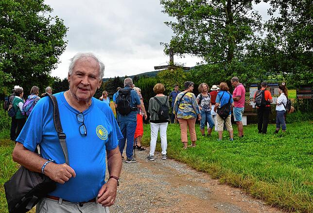 Rudolf Gässlein geht seit 20 Jahren regelmäßig auf den Jakobsweg. Heute pilgert er mit zur neuen Pilgerstation oberhalb von Leimbach.