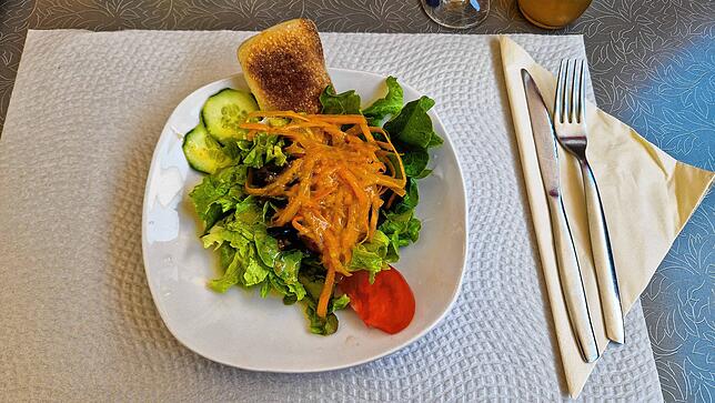 Zu jedem Mittagessen gibt es ein Salat als Vorspeise dazu – wahlweise mit Joghurt- oder Essig-Öl-Dressing.