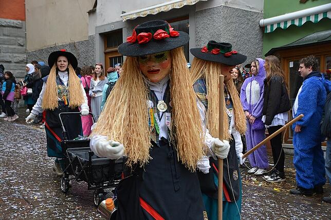 Bild 3: Meersburg im Fasnetsfieber: 1.800 Hästräger ziehen durch die Altstadt – Bilder!