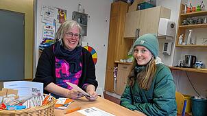 Marlies Klingelhöfer erläutert ihrer jungen Besucherin, wie vielfältig eine Ausbildung in der Bregtalschule sein kann. Fotos: Stadt