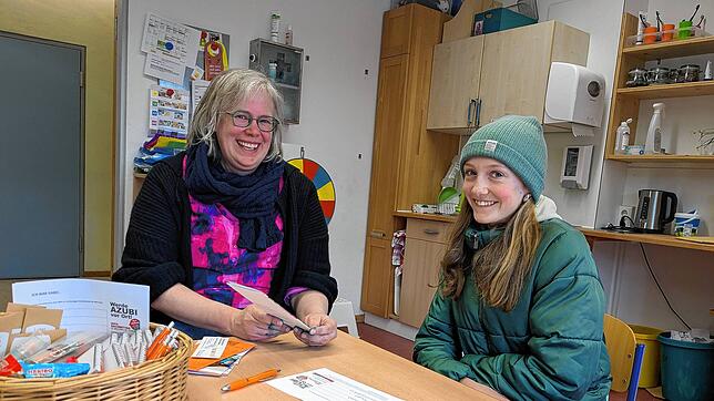 Marlies Klingelhöfer erläutert ihrer jungen Besucherin, wie vielfältig eine Ausbildung in der Bregtalschule sein kann. Fotos: Stadt