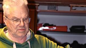 Guido Woll arbeitet an der Kugel für eine Palme. Foto: Otto Schnekenburger
