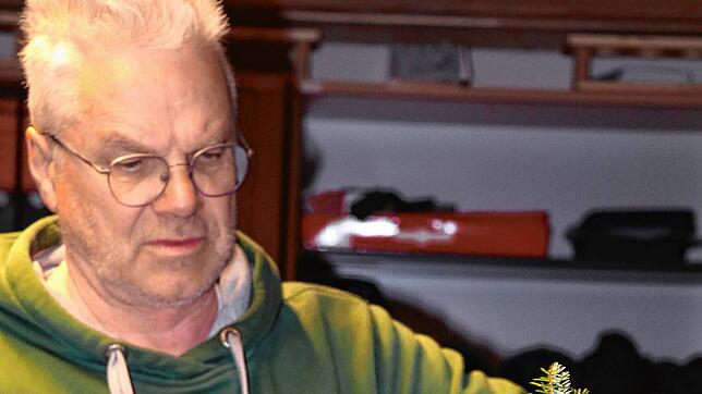 Guido Woll arbeitet an der Kugel für eine Palme. Foto: Otto Schnekenburger