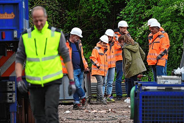 Bild 3: Brückenbau mit Nervenkitzel: Der Einbau der Neuwiesenbrücke für die Pendlerradroute P2