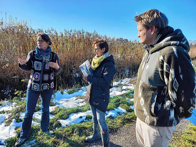 Claudia Huesmann (links) und Carmen Kiefer vom Landratsamt im November vergangenen Jahres am Espengraben in Markdorf-Süd, rechts ...