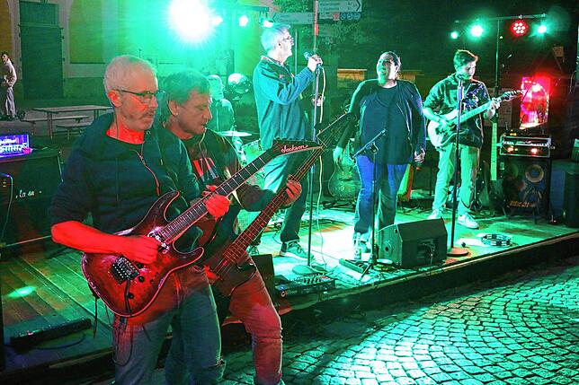 Bild 19: Raising Crown lässt Rocklegenden auferstehen
