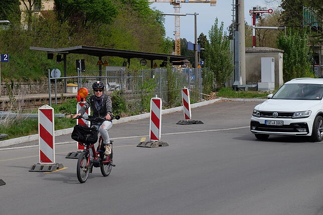 Unmittelbar am Uferpark auf der Bahnhofstraße in Richtung Goldbach wurschtelt sich der Fahrradfahrer zwischen parkenden Autos, ...