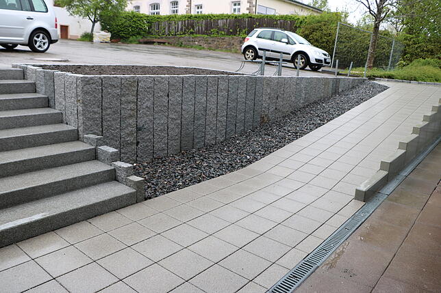 Der Eingangsbereich zum Schwimmbad wurde neu gestaltet, unter anderem mit barrierefreier Rampe.