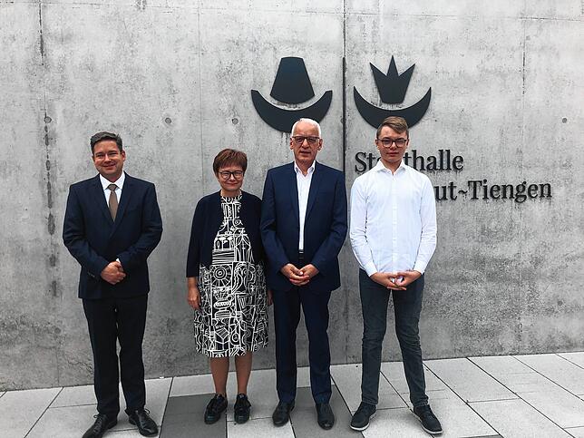 Markus Funck verabschiedet Mechthild Rövekamp-Zurhove mit ihrem Mann Franz Zurhove und dem gemeinsamen Sohn Benedikt (von links).