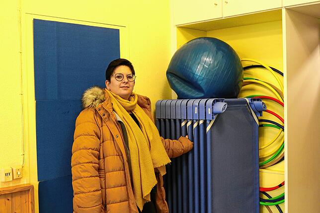 Provisorische Betten machen aus dem Bewegungsraum einen Schlafraum – wenn die Zeit reicht, wie Leiterin Nicole Grison ehrlich ...