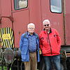 Sie sehen vor einem nostalgischen Zugwagen, wünschen sich aber, dass bald die Etzwilerbahn auch regulär Personen befördert: Werner ...