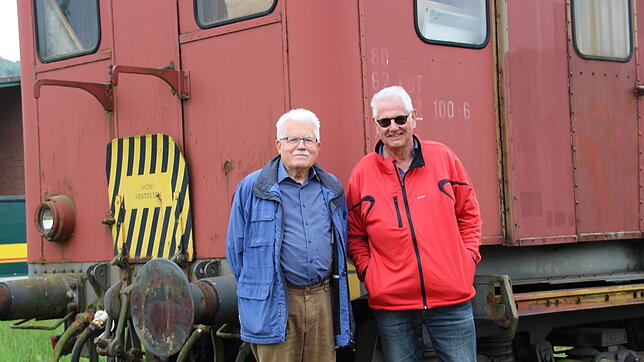 Sie sehen vor einem nostalgischen Zugwagen, wünschen sich aber, dass bald die Etzwilerbahn auch regulär Personen befördert: Werner ...