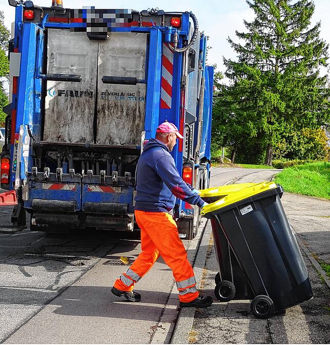Zwei Tonnen zieht Cojocariu zu sich ran. Die gelben, sagt er, seien noch einigermaßen leicht. Die blauen Tonnen hingegen „wiegen ...