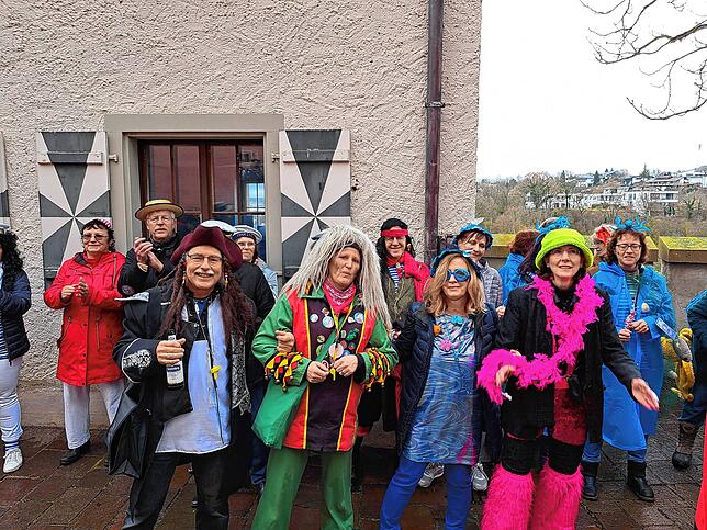 Der ehemalige Bürgermeister Johannes Moser (hinten Mitte) feierte zum ersten Mal ganz privat Fasnacht in Engen.