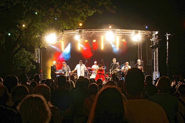 Soul Kitchen & Band auf der Bühne im Überlinger Uferpark beim Sound Beach Festival. Dort begeisterten die Musiker circa 1000 Zuschauer.