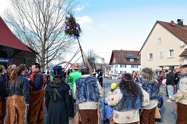 Bild 5: In Wittenhofen, Roggenbeuren und Limpach wird der Narrenbaum aufgestellt – Teil 1!