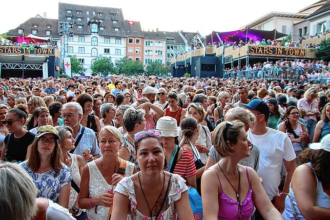 Am Finaltag des Festivals Stars in Town auf dem Herrenacker inmitten der Altstadt von Schaffhausen befubelten über 6000 Fans die ...