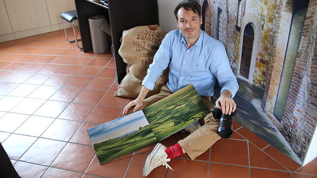 Tobias Ackermann mit einem seiner Fotobücher. Das linke Foto zeigt die Baar, das rechte die Toskana. Beide Landschaften haben mehr ...
