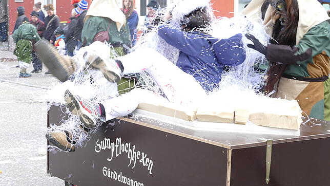 Sauber: Ein Bad im Konfetti hält die närrische Seele rein – die Sumpflochhexen aus Gündelwangen leisteten dabei Hilfe.
