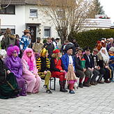 Die Lehrer und Erzieherinnen mussten sich in Überlingen am Ried zur Freude der Kinder vor dem Narrengericht verantworten.
