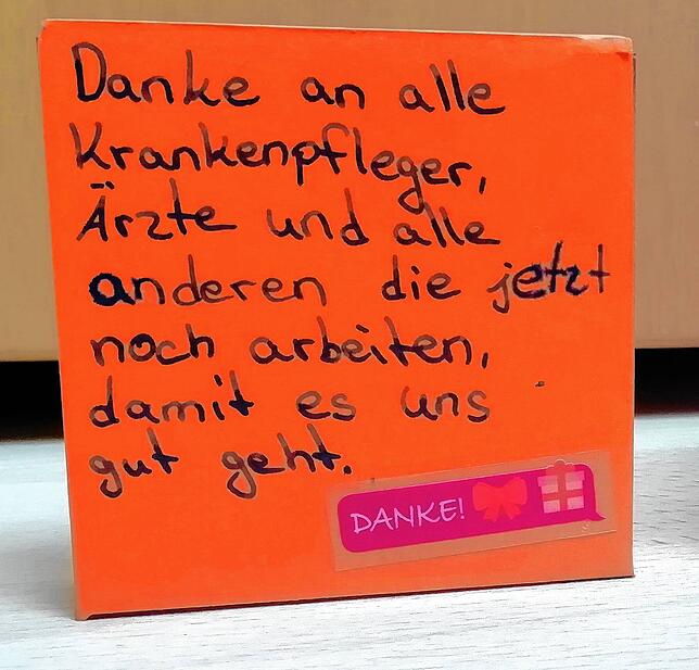 Mia dankt allen Krankenpflegern und Ärzten für ihren Einsatz.