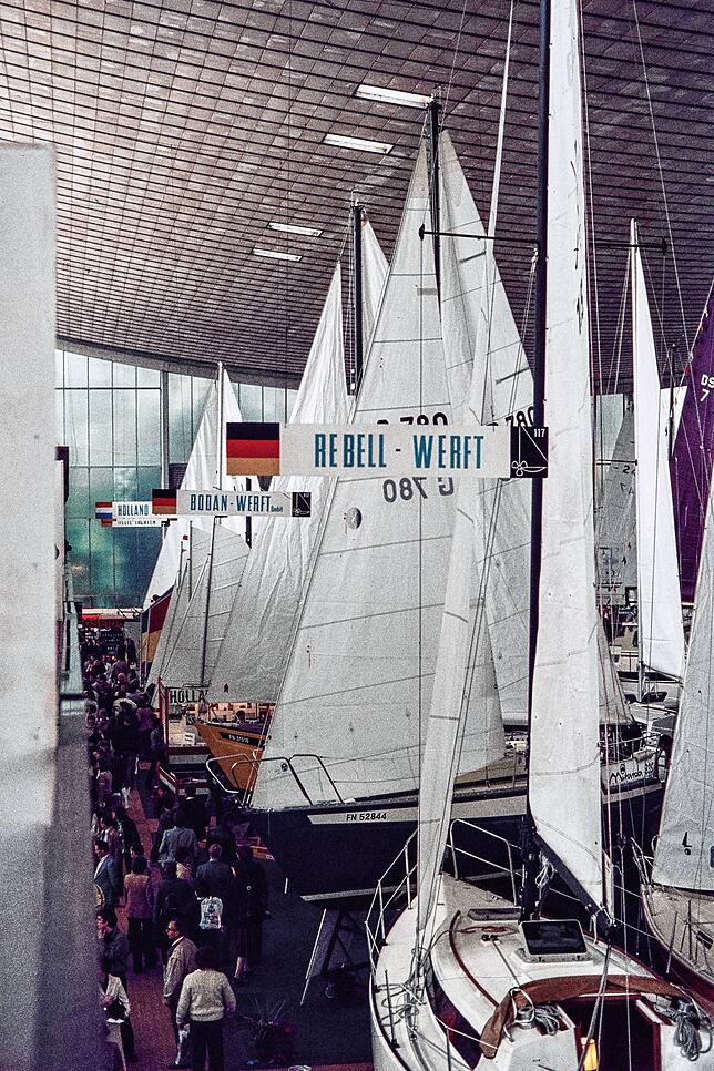 Interboot 1979: In der Messehalle 1 hatten Segelyachten auch unter voller Takelage unter dem bis zu 19 Meter hohen Dach Platz.