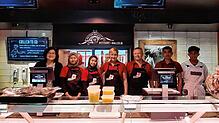 Die Metzgerei-Inhalber Claudia und Werner Schmidt (mittig) zusammen mit Agil Prastiyo, Erni Wulandari, Fitri Sugiarti, Rizky Maulana und ...