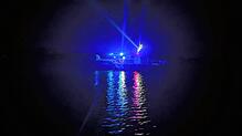 Das Feuerwehrboot im Einsatz am Samstag, 19. Juli, auf dem See vor Markelfingen. Der vermisste Schwimmer konnte nicht mehr lebend ...