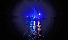 Mit Booten der WaPo, der DLRG und der Feuerwehr suchten die Einsatzkräfte Samstagnacht, 19. Juli, den vermissten Schwimmer.