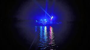 Mit Booten der WaPo, der DLRG und der Feuerwehr suchten die Einsatzkräfte Samstagnacht, 19. Juli, den vermissten Schwimmer.