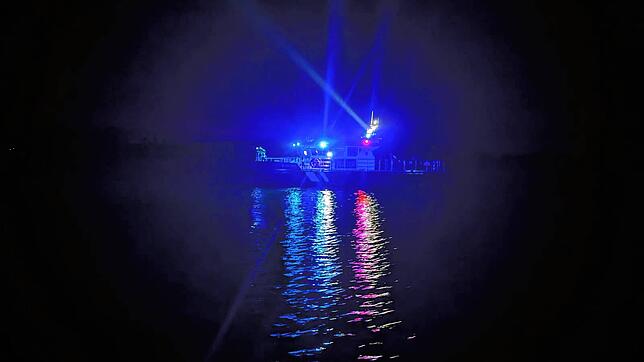 Mit Booten der WaPo, der DLRG und der Feuerwehr suchten die Einsatzkräfte Samstagnacht, 19. Juli, den vermissten Schwimmer.
