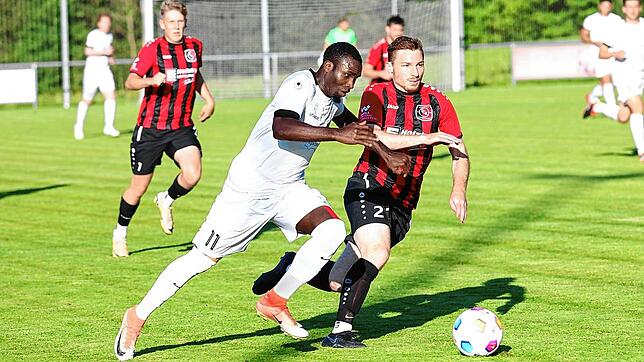 Die Derbys zwischen dem FC Pfaffenweiler und dem FC Königsfeld dürften auch in der kommenden Landesliga-Saison interessante Duelle ...