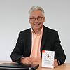 Die Gemeindeordnung Baden-Württembergs, die Bürgermeister Manfred Jüppner hier zeigt, regelt alles zur Bürgermeisterwahl. Er tritt nicht ...