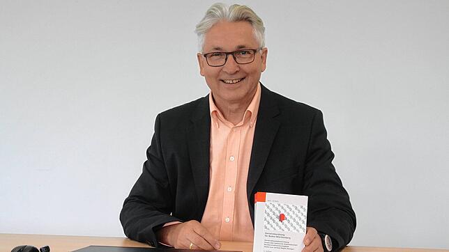 Die Gemeindeordnung Baden-Württembergs, die Bürgermeister Manfred Jüppner hier zeigt, regelt alles zur Bürgermeisterwahl. Er tritt nicht ...