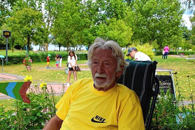 Pächter Werner Dormeier vor dem Minigolfplatz Wallhausen.