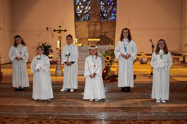 Fünf Mädchen und ein Junge aus Aach-Linz haben in der Pfarrkirche St. Antonius in Großschönach die heilige Erstkommunion empfangen. ...