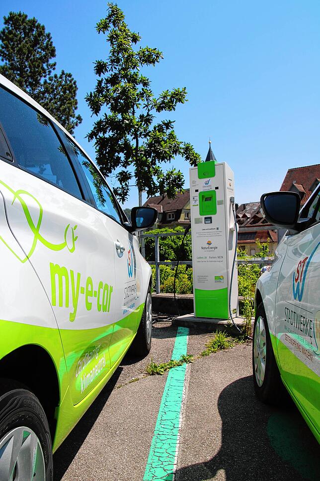 Zwei Elektroautos der Stadtwerke stehen an einer Ladestation in Waldshut und werden dort geladen. Generell sollte aber nach Ansicht ...