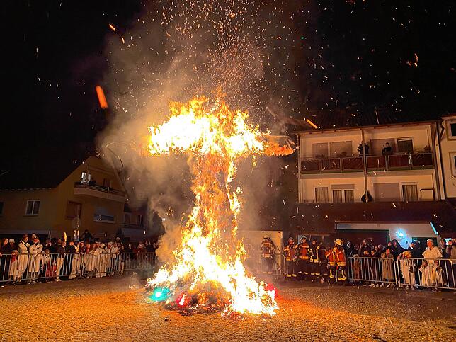 Bild 25: Weiße Narren ziehen durch Stockach: Die schönsten Bilder vom Hemedglonkerumzug und der Verbrennung