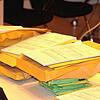 Große Packen: Die fertig ausgezählten Stimmzettel von der Kommunalwahl wurden im Sitzungssaal des Waldshuter Rathauses gesammelt. ...